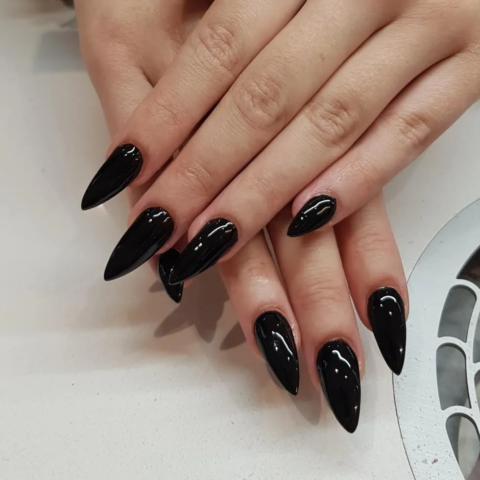 Schwarze Stiletto-Nägel von Sunny Nails